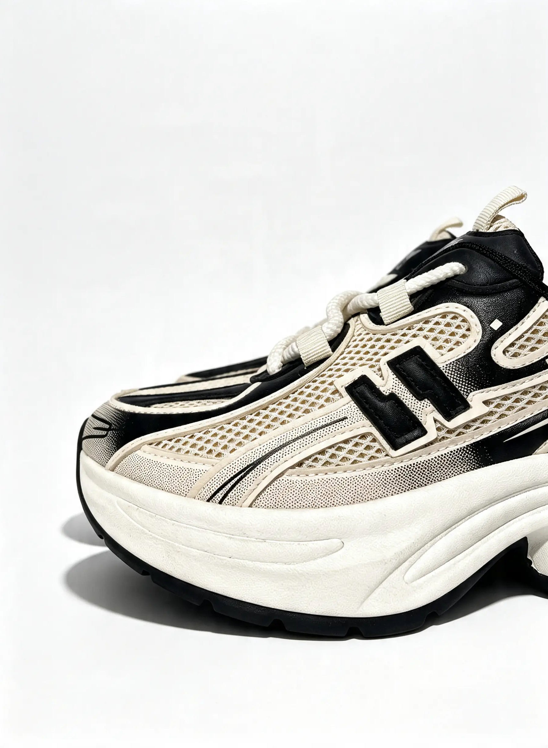 حذاء رياضي أبيض بتفاصيل فضية - خطوط متقاطعة | White Sneakers with Silver Accents - Crossed Line Design
