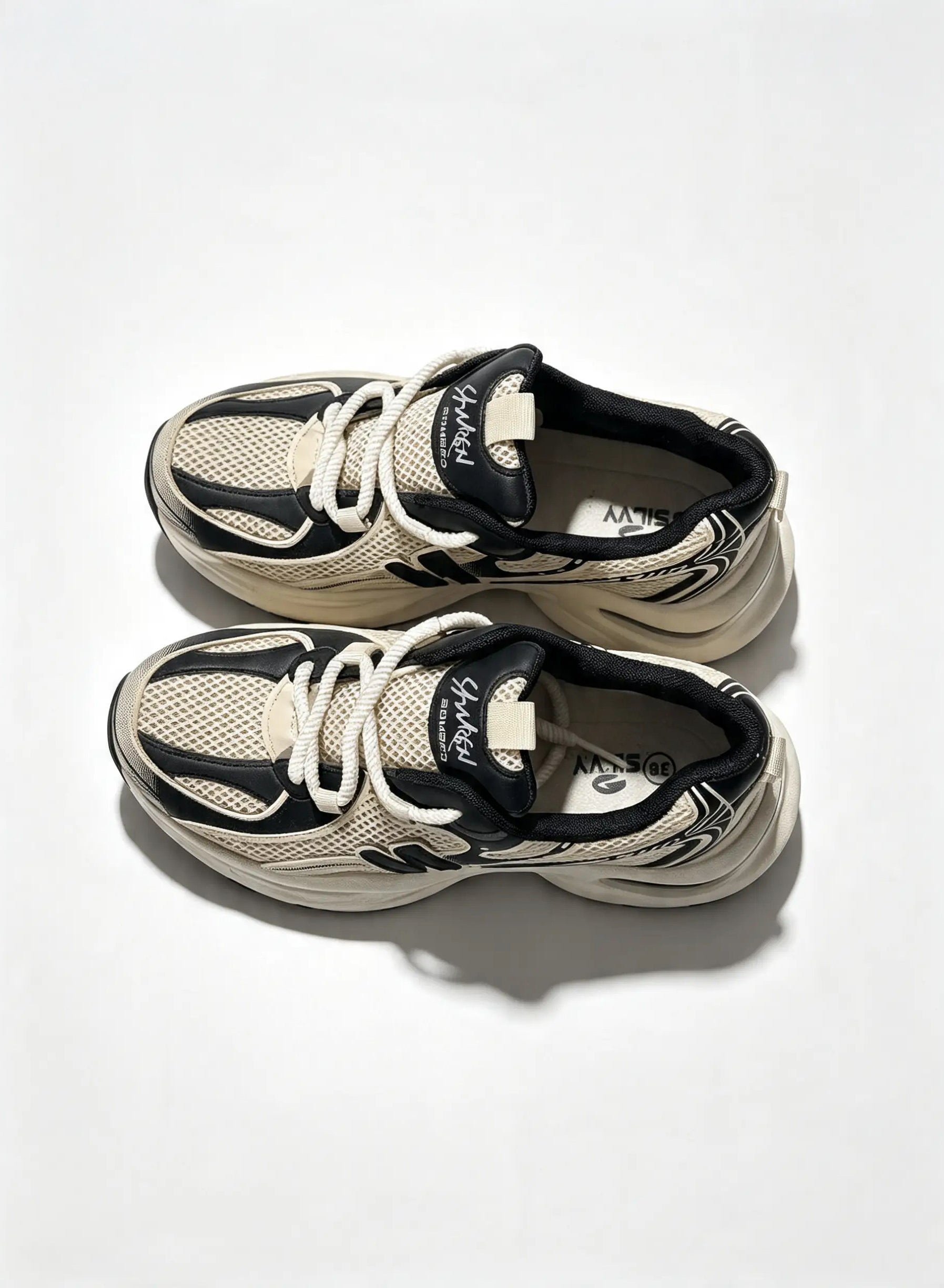 حذاء رياضي أبيض بتفاصيل فضية - خطوط متقاطعة | White Sneakers with Silver Accents - Crossed Line Design