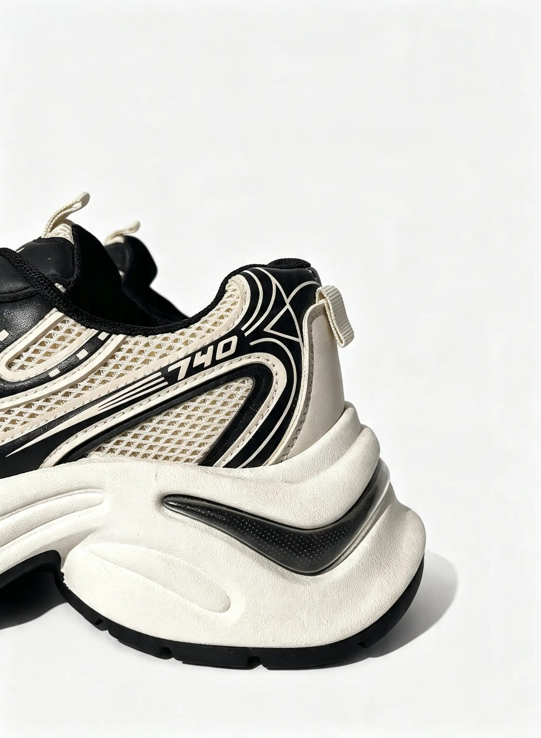 حذاء رياضي أبيض بتفاصيل فضية - خطوط متقاطعة | White Sneakers with Silver Accents - Crossed Line Design
