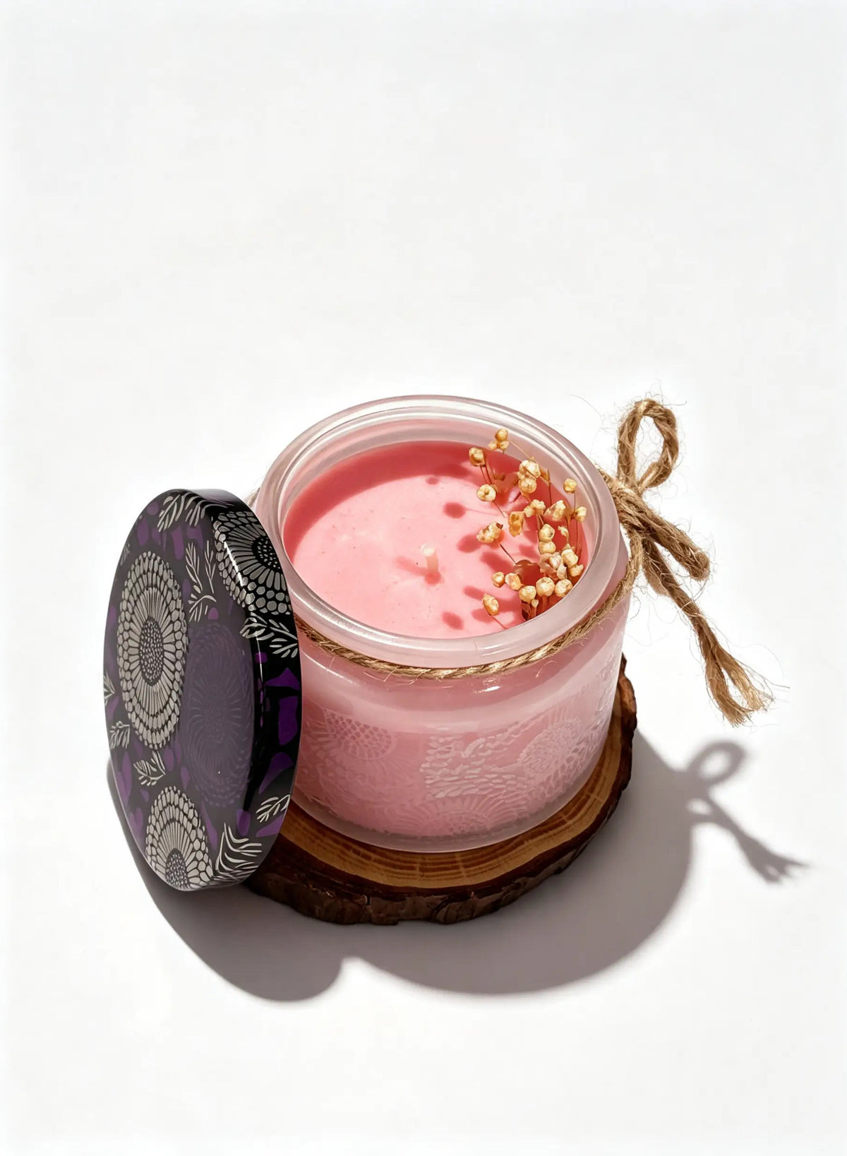 شمعة معطرة فاخرة بغطاء معدني منقوش وبرطمان زجاجي ملون - تصميم حصري بأسماء ملهمة