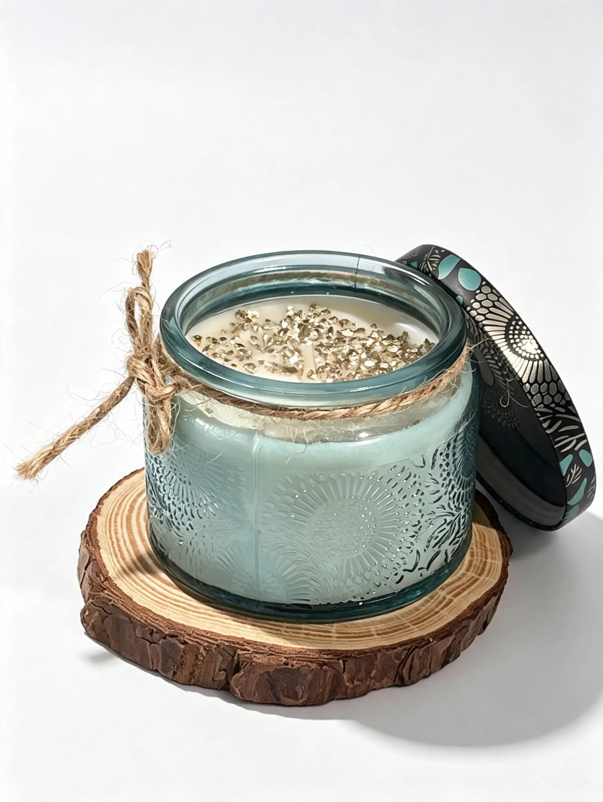 شمعة معطرة فاخرة بغطاء معدني منقوش وبرطمان زجاجي ملون - تصميم حصري بأسماء ملهمة