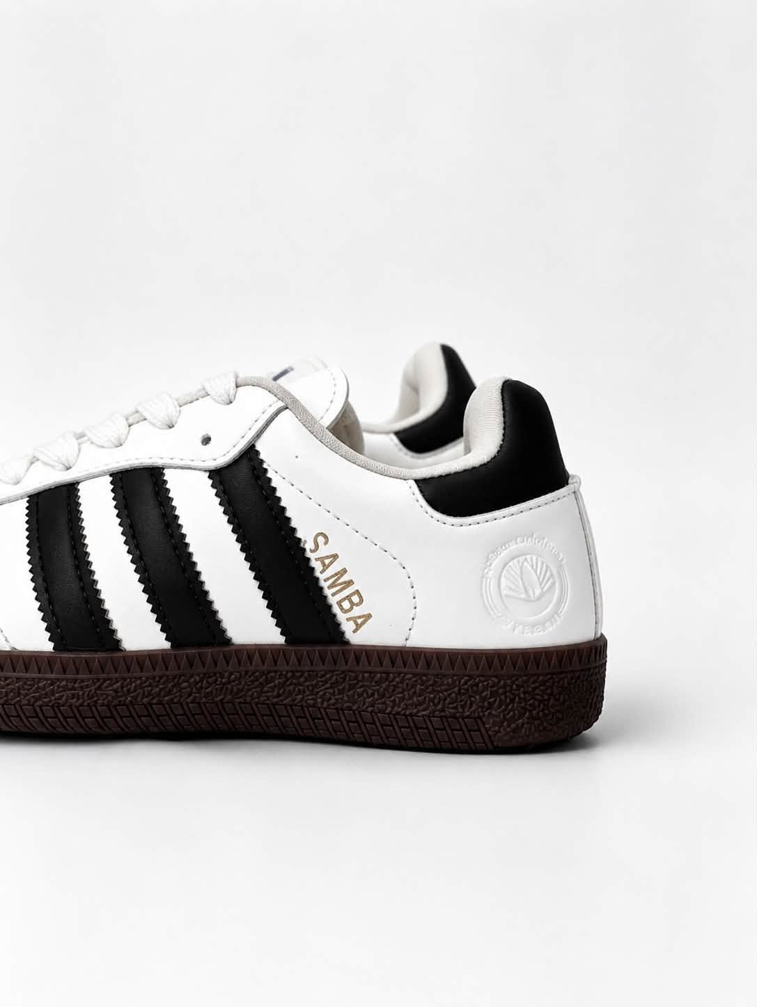 حذاء رياضي أسود ورمادي بتفاصيل بيضاء | Men's Black & Grey Sneakers - White Accents
