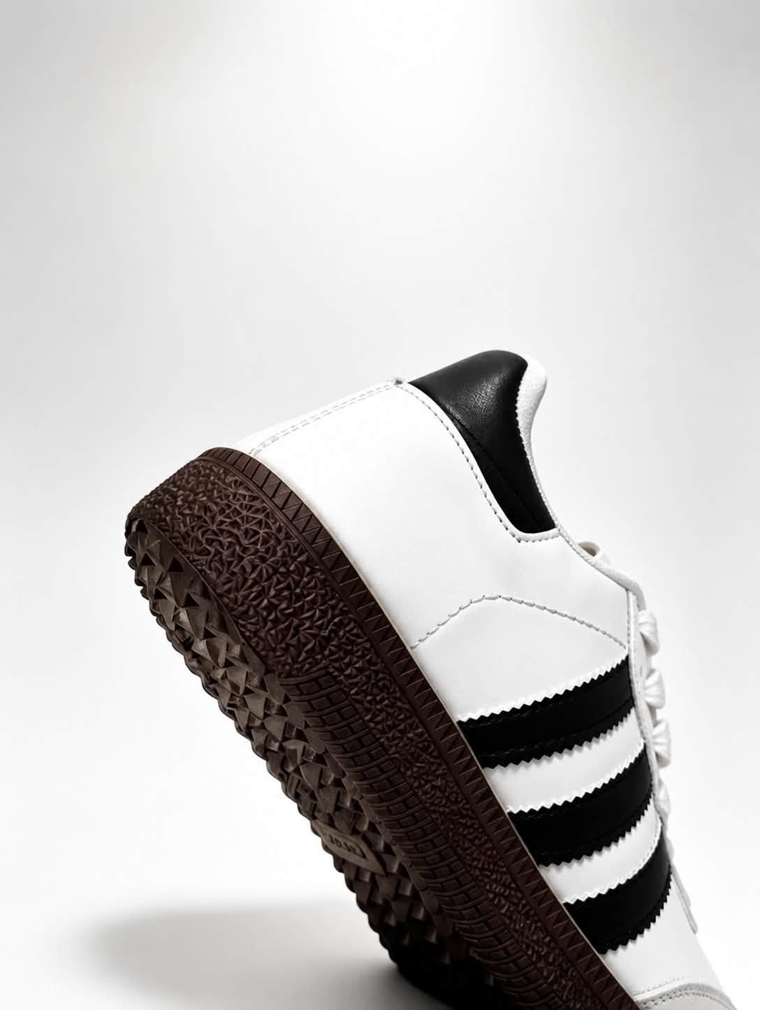 حذاء رياضي أسود ورمادي بتفاصيل بيضاء | Men's Black & Grey Sneakers - White Accents