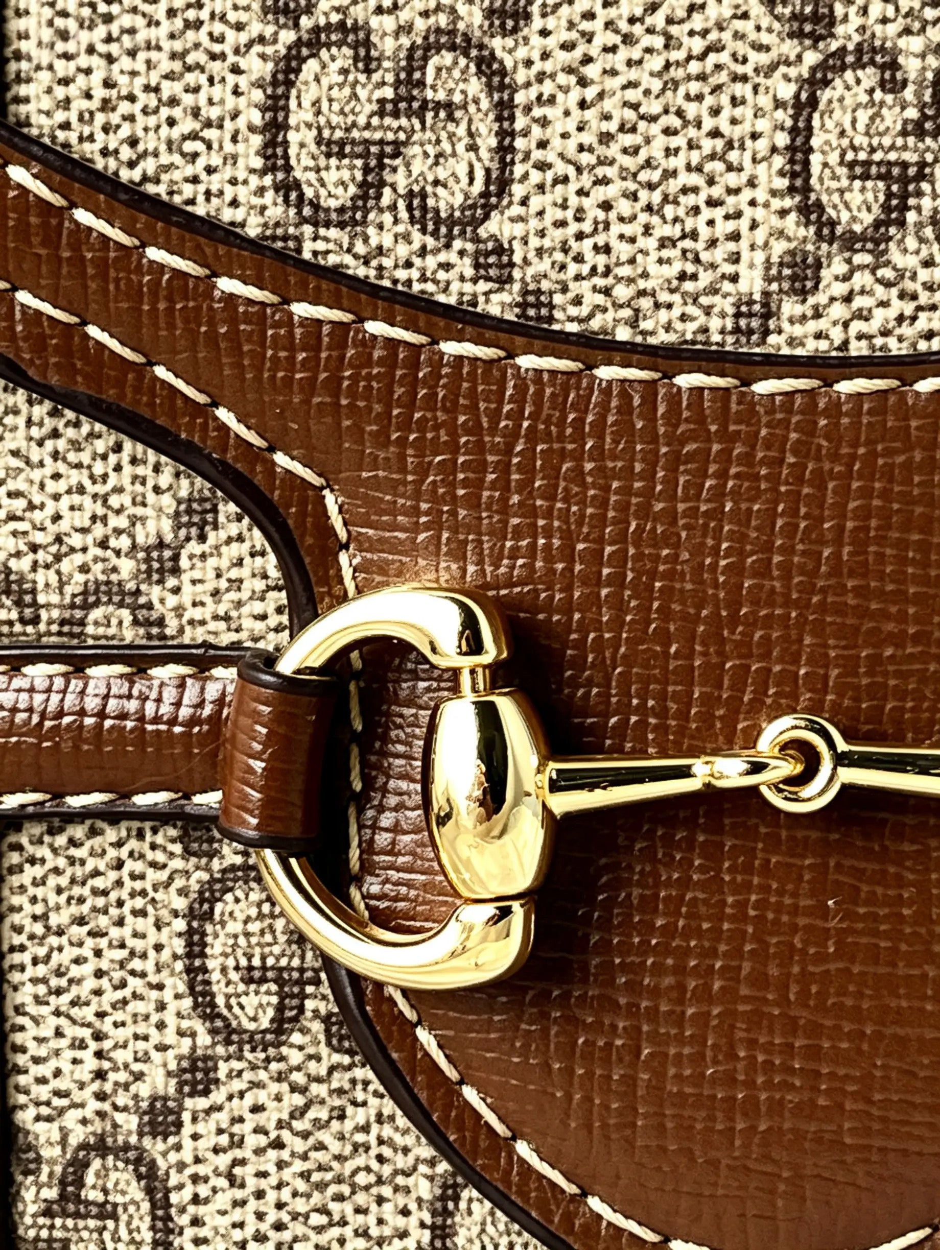 شنطة موبايل كروس مونوجرام بإبزيم ذهبي