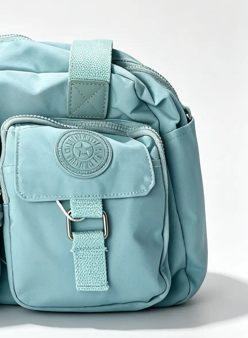 عشنطة يد أزرق سماوي كبيرة بجيبين أماميين وميدالية حيوان | Large Sky Blue Handbag with Double Front Pockets & Animal Charm