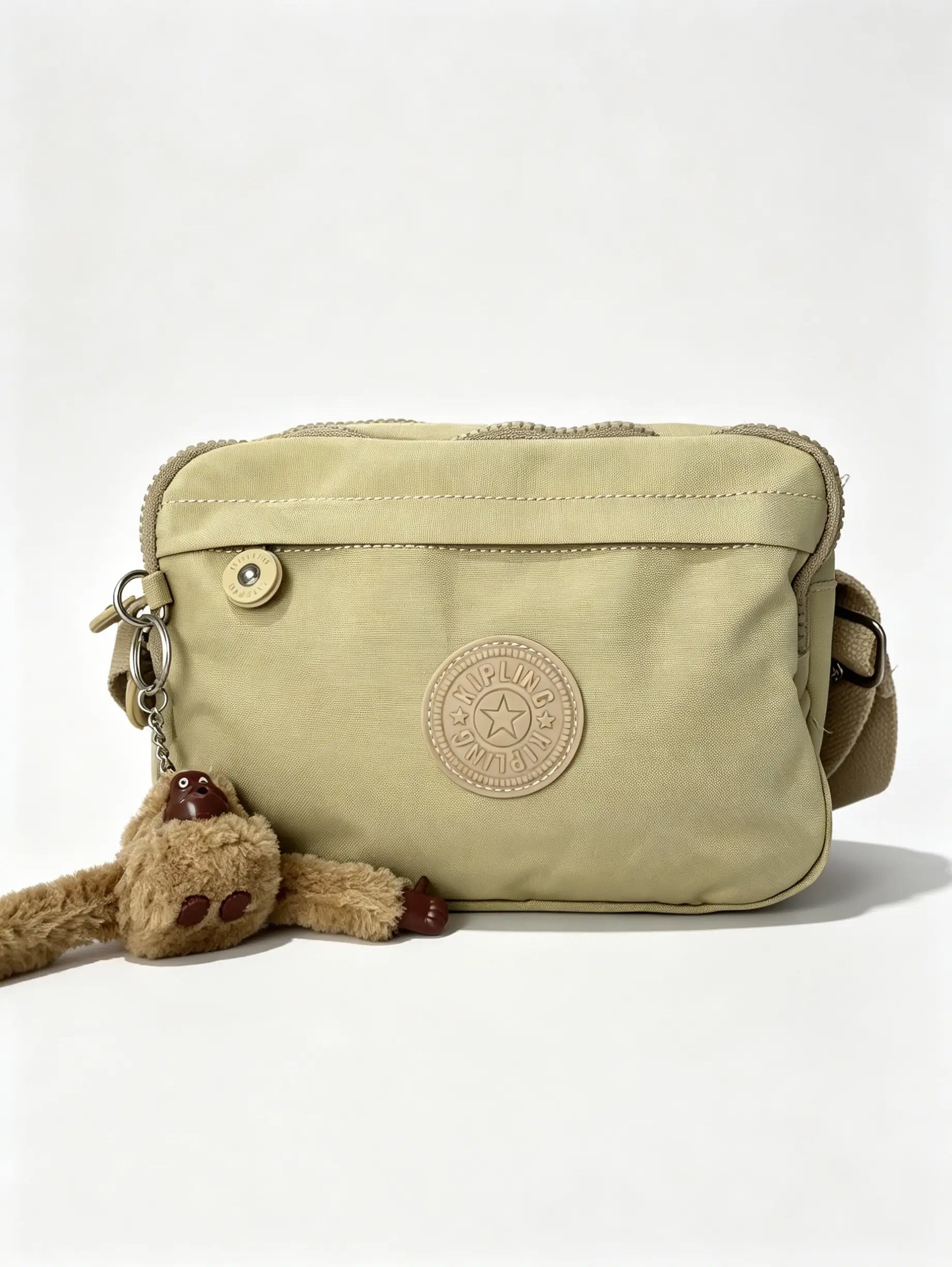 شنطة كروس حريمي صغيرة بيج بجيب أمامي وميدالية حيوان | Small Beige Crossbody Bag with Front Pocket & Animal Charm
