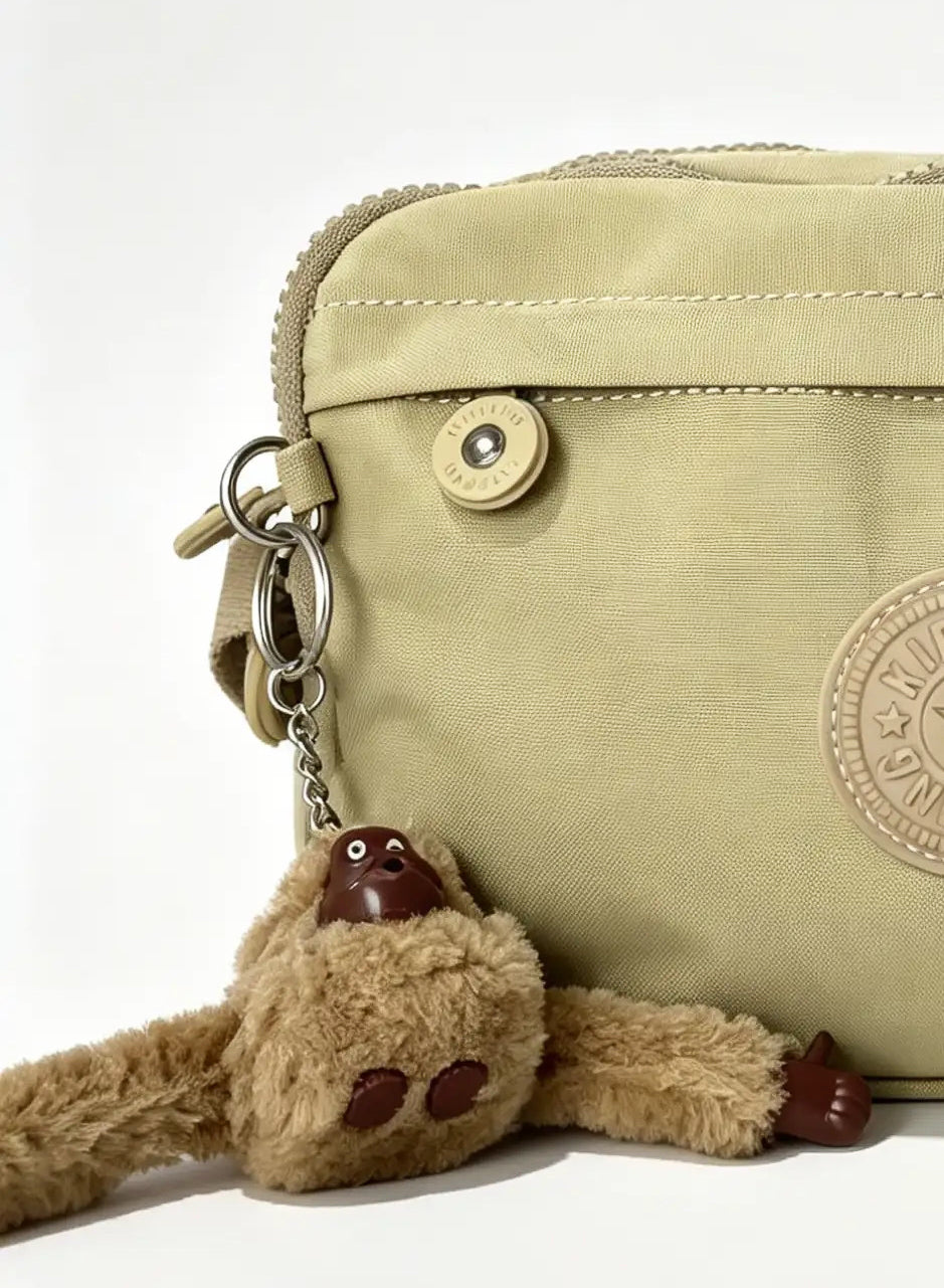 شنطة كروس حريمي صغيرة بيج بجيب أمامي وميدالية حيوان | Small Beige Crossbody Bag with Front Pocket & Animal Charm