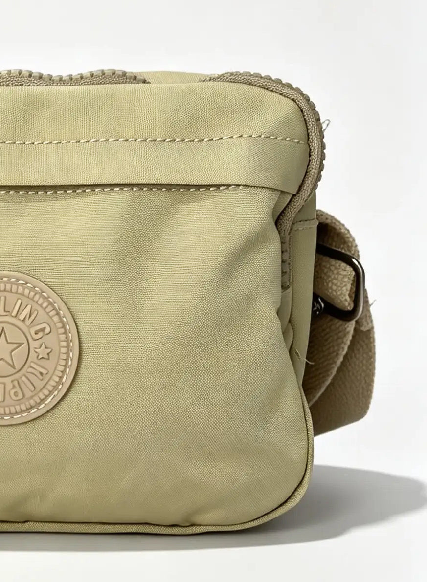 شنطة كروس حريمي صغيرة بيج بجيب أمامي وميدالية حيوان | Small Beige Crossbody Bag with Front Pocket & Animal Charm