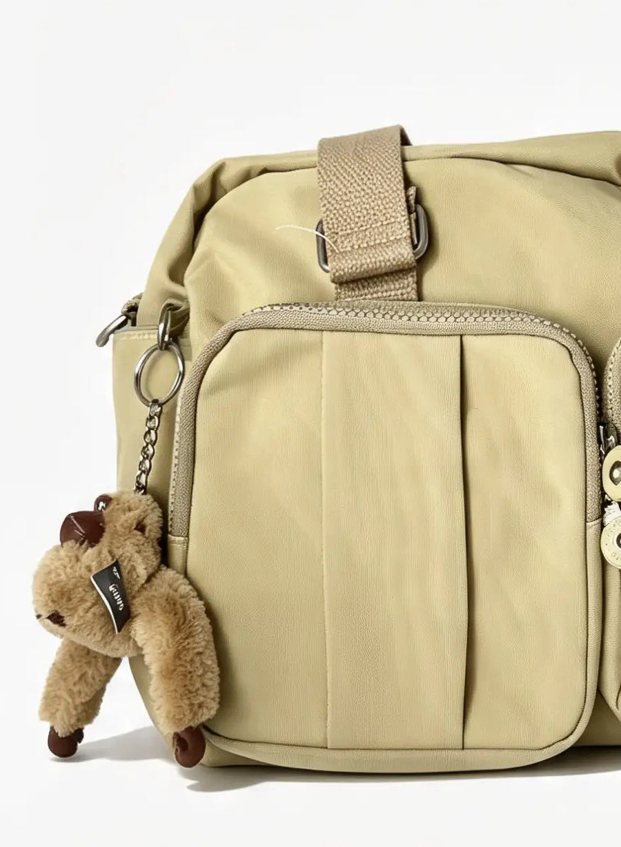 شنطة يد حريمي كبيرة بيج بجيبين أماميين وميدالية حيوان | Large Beige Women's Handbag with Double Front Pockets & Animal Charm
