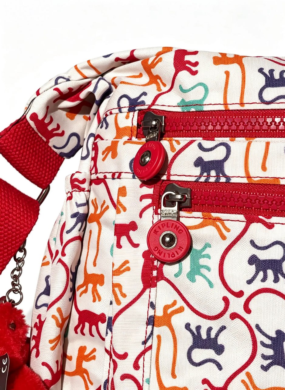 شنطة كروس حريمي بيج بطبعة حيوانات كرتونية ملونة | Beige Women's Crossbody Bag with Colorful Cartoon Animal Print